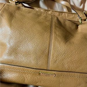 Medium size shoulder Tan Coach used, good condition